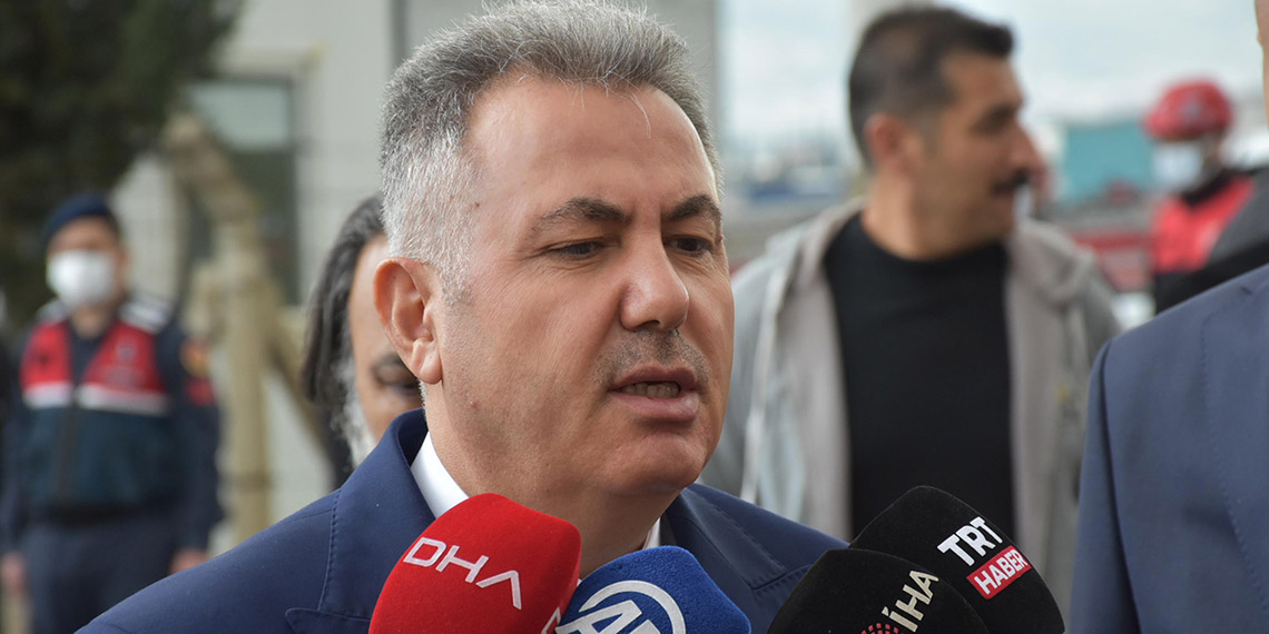 İzmir'in Kemalpaşa ilçesinde bir firmaya ait soğuk hava deposunda yangın çıktı. İtfaiye ekiplerinin alevlere müdahalesi sürüyor.