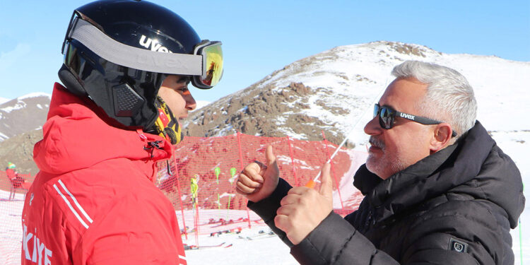 İşitme engelli Ali, kayakta Türkiye'yi olimpiyatta temsil edecek