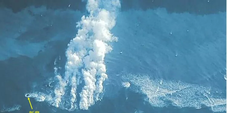 Japonya'daki volkan sualtından duman püskürtmeye başladı