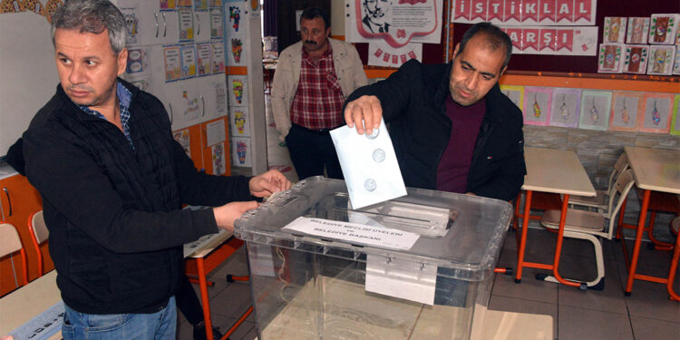 Mahalli İdareler Genel Seçimleri için oy verme işlemi başladı