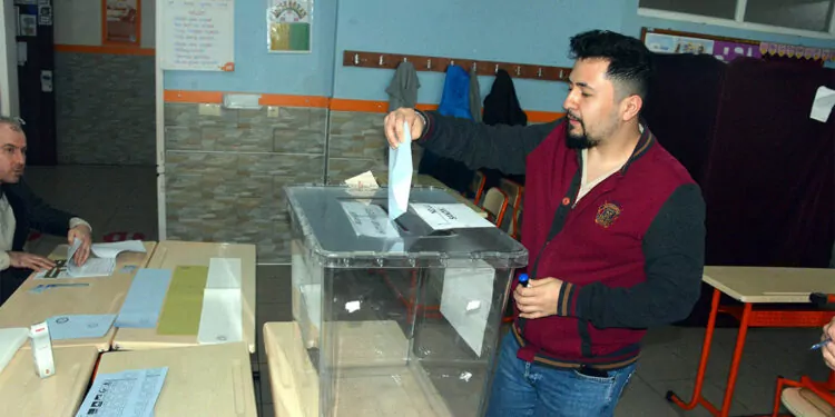 Kahramanmaraş'ta oy verme işlemi başladı
