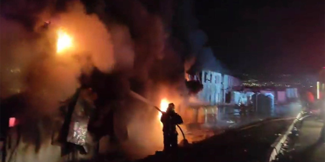 Kahramanmaraş'ta TOKİ şantiyesinde işçilerin kaldığı konteynerlerde çıkan yangın kısa sürede yayıldı.