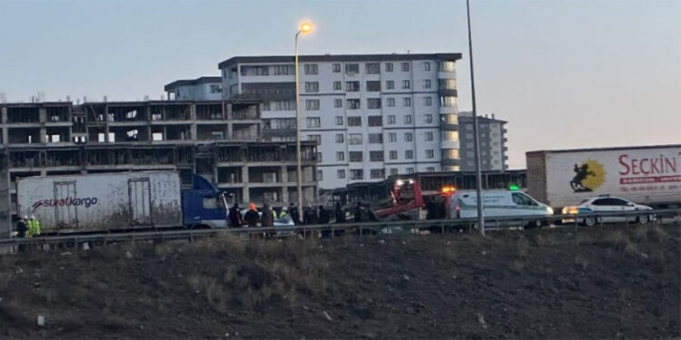 Kayseri'de kamyon ile otomobil çarpıştı; baba ve kızı öldü