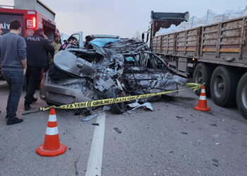 Karşı şeride geçen otomobil TIR'la çarpıştı; 2 ölü