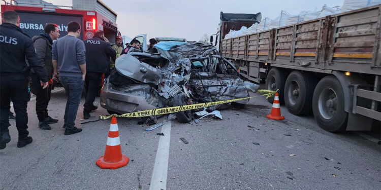 Karşı şeride geçen otomobil TIR'la çarpıştı; 2 ölü