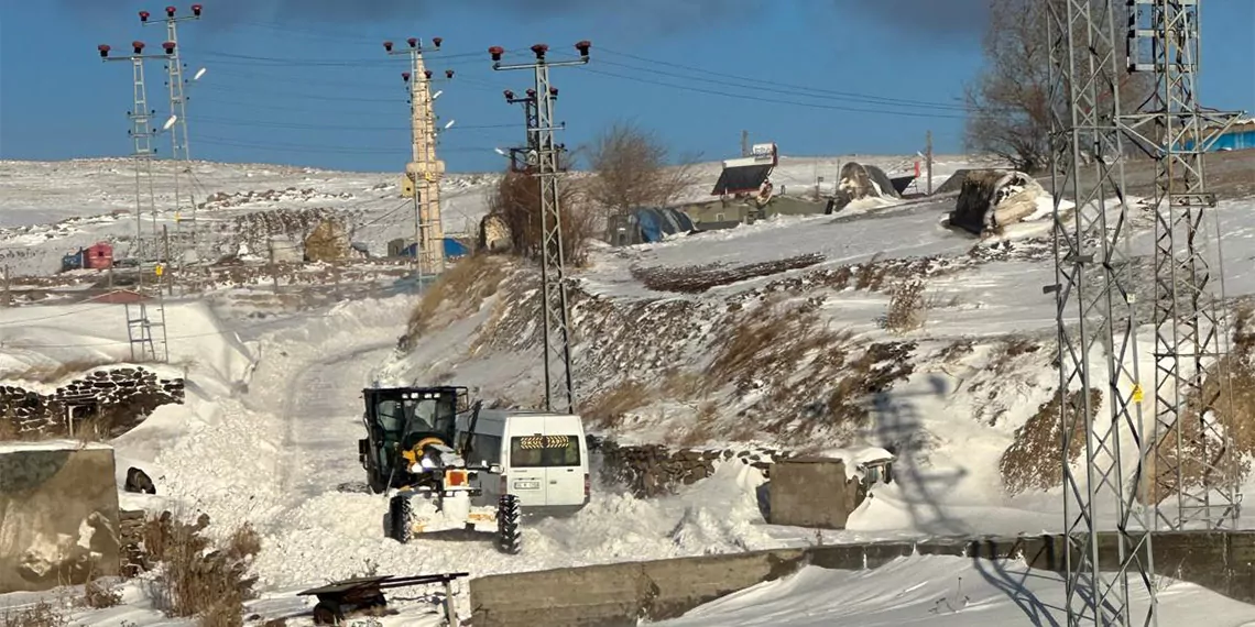 Kars'ta kar ve tipi hayatı olumsuz etkiliyor. Kent genelinde 47 köy yolu kar yağışı ve tipiden kapanırken, yolda kalan 4 araç ise ekipler tarafından kurtarıldı.