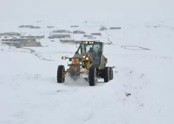 Kars'ta kar ve tipi nedeniyle 47 köy yolu ulaşıma kapandı