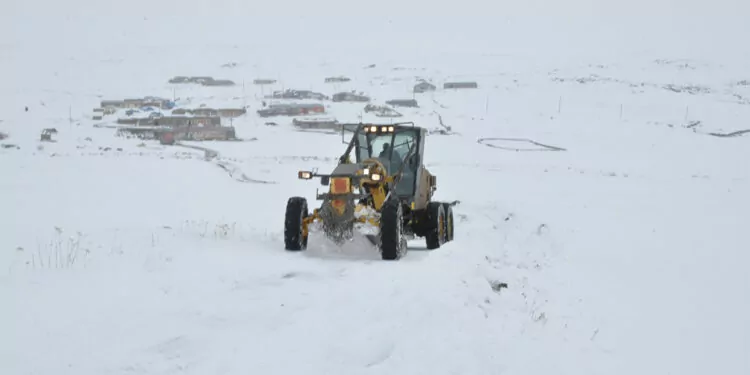 Kars'ta kar ve tipi nedeniyle 47 köy yolu ulaşıma kapandı