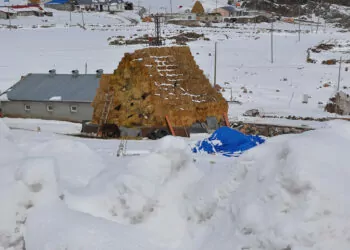 Kars'ta kar yağışı; yollar ulaşıma kapandı