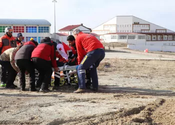 Kayak yaparken bacağı kırılan askeri personel hastaneye götürüldü