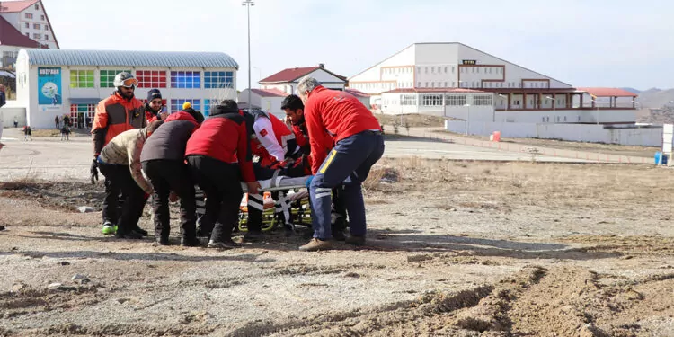 Kayak yaparken bacağı kırılan askeri personel hastaneye götürüldü