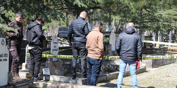 Mezarlıktaki kaldırımda 4 aylık cenin bulundu