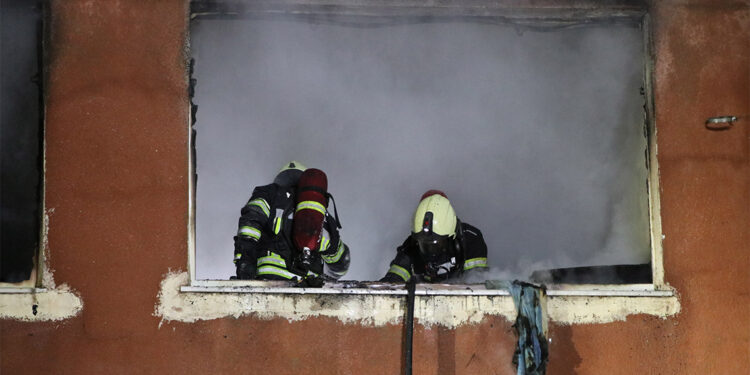 Kayseri'de 3 katlı binada yangın