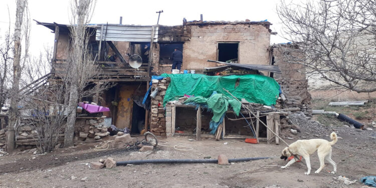 2 katlı evde çıkan yangında 4 çocuk annesi öldü