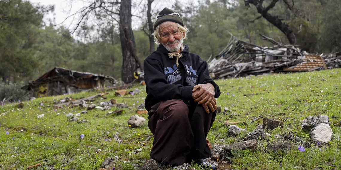 Mehmet çabuk (80) antalya'nın kemer ilçesinde 17 yıl önce keçileri çalınınca insanlara küstü, dağda yaşamaya başladı.