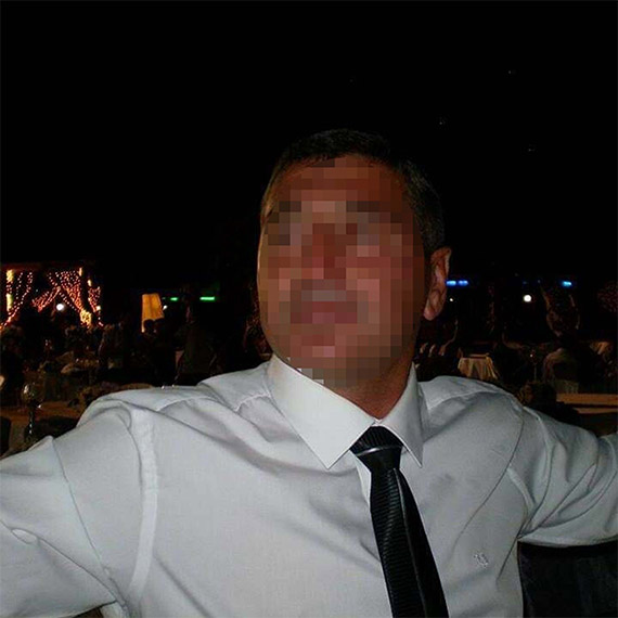 İzmir'in Urla ilçesinde, kedisini öldüren köpeği hortumla döven M.K. ile yanında bulunan ve olaya müdahale etmeyen M.K., gözaltına alındı. Olay anı, bir iş yerinin güvenlik kamerasına yansıdı.