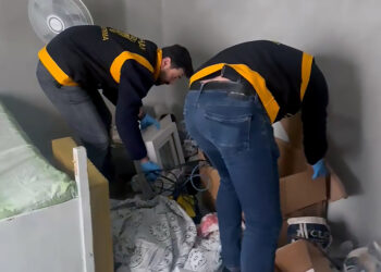 Kilimlerin altına gizlenmiş çuvalda 31 ruhsatsız tabanca ele geçirildi