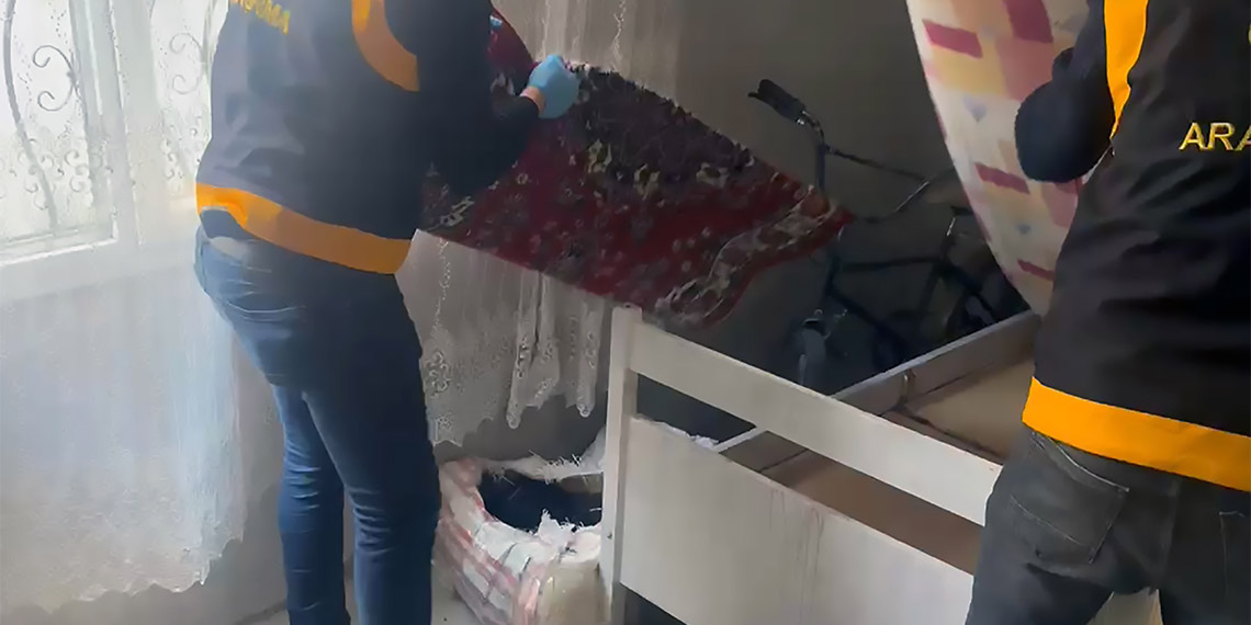 Adana'da bir eve yapılan baskında, kilimlerin altına gizlenmiş çuvalda 31 ruhsatsız tabanca ele geçirildi. Gözaltına alınan Kenan A. (46), ifadesinde, "Tanımadığım biri, emaneten bıraktı" dedi.