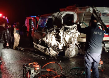 Kilis'te TIR ile kamyonet çarpıştı; 3 yaralı