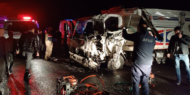 Kilis'te TIR ile kamyonet çarpıştı; 3 yaralı