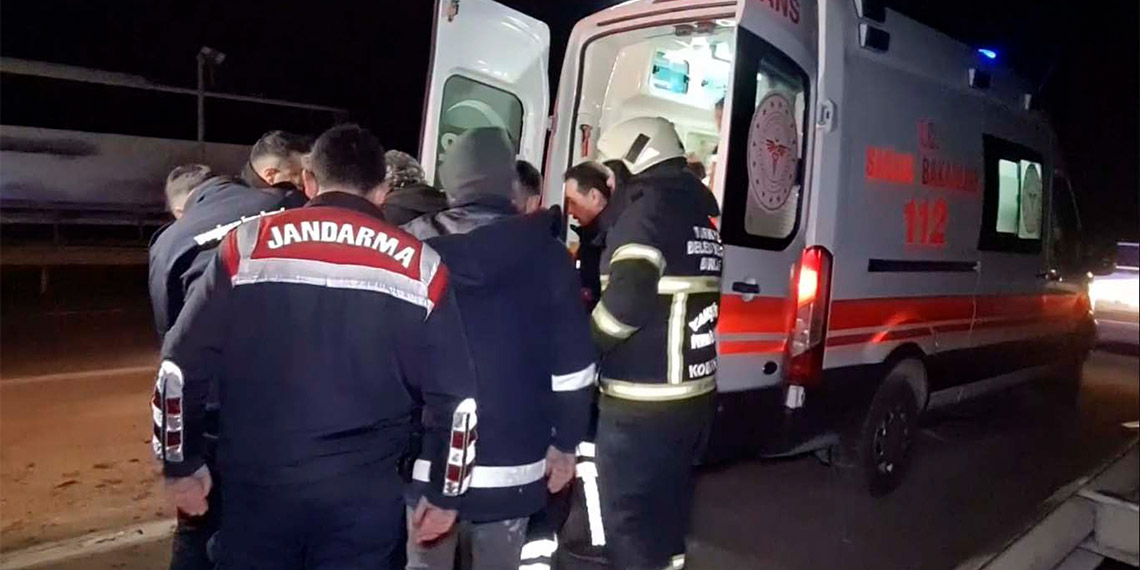 TIR bariyerlere çarpıp devrildi; 3 yaralı