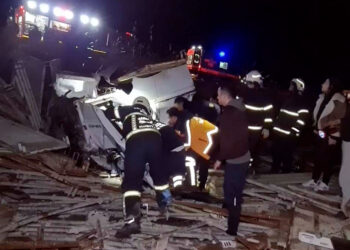TIR bariyerlere çarpıp devrildi; 3 yaralı