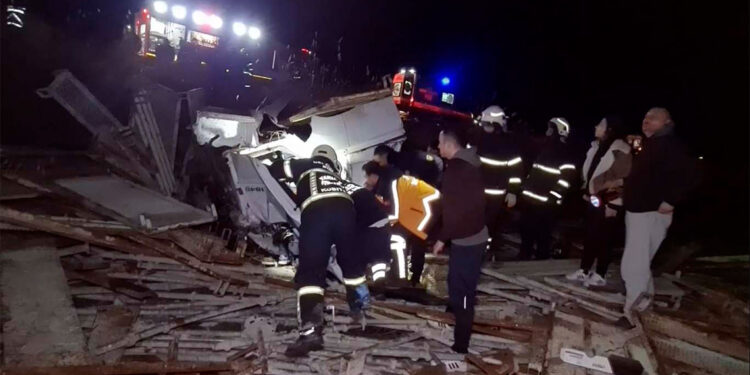 TIR bariyerlere çarpıp devrildi; 3 yaralı