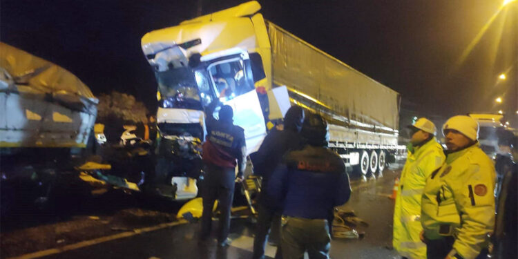 Konya'da 4 TIR'ın karıştığı zincirleme kazada 1 kişi hayatını kaybetti