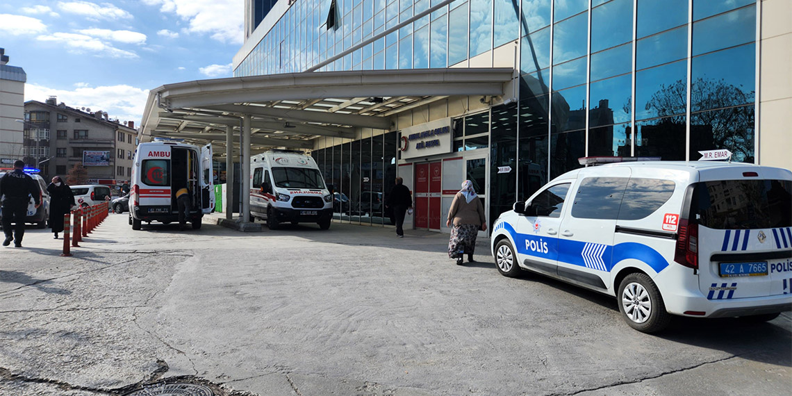 Konya'da otomobil otobüs durağına daldı. Kazada 3 kişi hayatını kaybetti, sürücüyle birlikte 6 kişi de yaralandı.