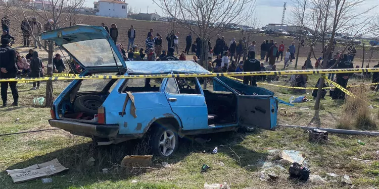 Konya'da otomobil otobüs durağına daldı; 3 ölü