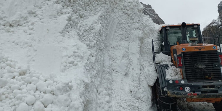 Köy yolunda kar küreme çalışmasında çığ düştü
