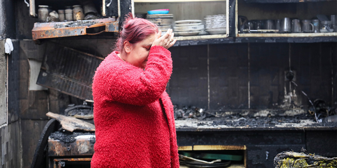 Antalya'da, Tuğba Kaplan (39) küle dönen evden çocuklarını güçlükle çıkarttı. Ev kullanılamaz hale gelirken Kaplan, yanan kafesteki kuşlarını görünce gözyaşı döktü.