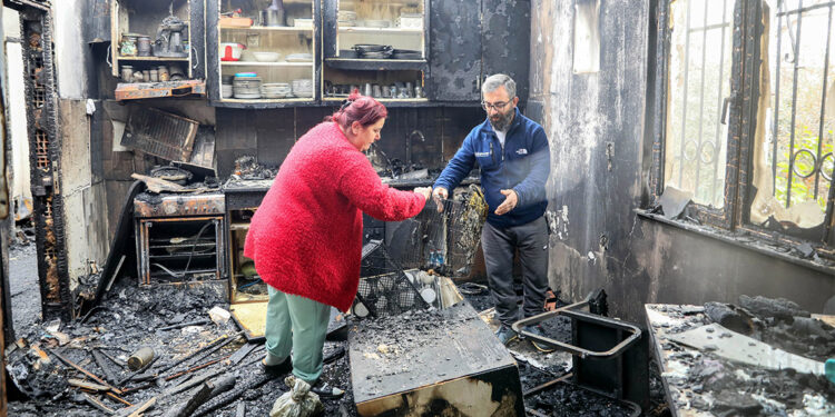 Küle dönen evden çocuklarını güçlükle çıkarttı
