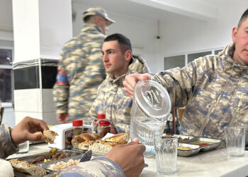 Kütahya'da görev yapan Mehmetçik, ramazan ayının ilk gününde komutanları ve arkadaşlarıyla birlikte iftar yaptı.