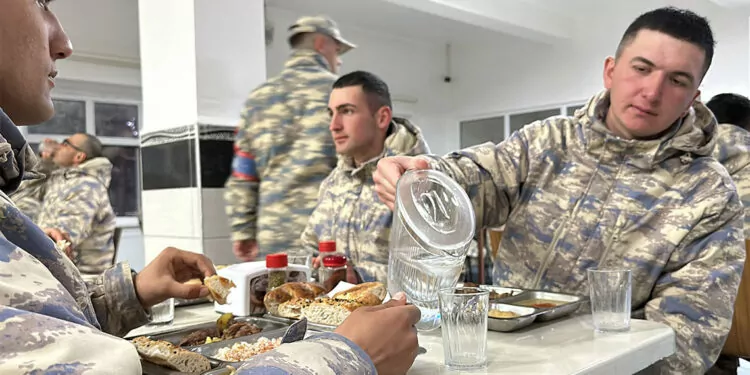 Kütahya'da görev yapan mehmetçik, ramazan ayının ilk gününde komutanları ve arkadaşlarıyla birlikte iftar yaptı.