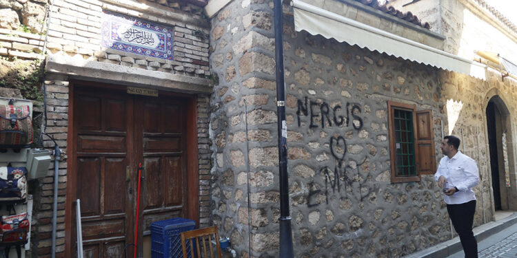 Kaderine terk edilen Ahi Kızı Türbesi restore edilecek