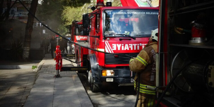 Kadıköy'de restoranda yangın paniği