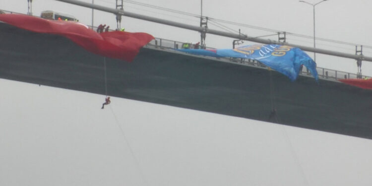 Kadın komandolar 15 Temmuz Şehitler Köprüsü’nden halatla indi