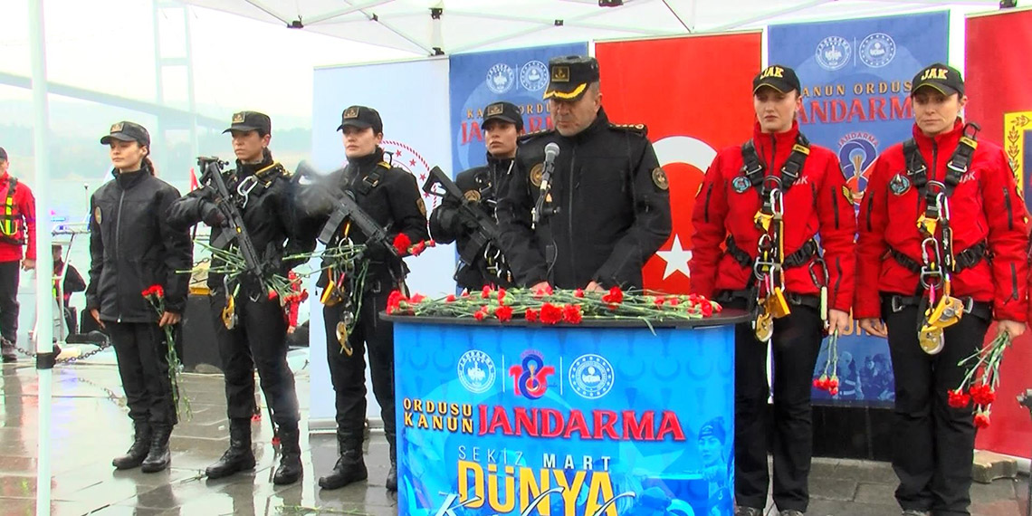 Kadın komandolar 15 Temmuz Şehitler Köprüsü’nden halatla indi