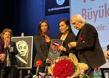 Kadınlar Günü'nde Türkan Şoray'ı duygulandıran sürpriz