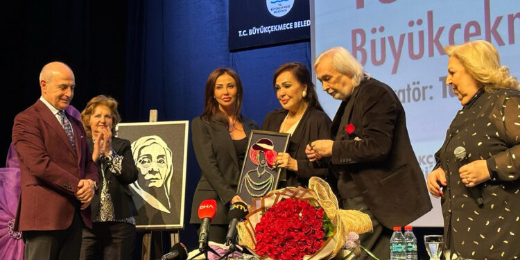 Kadınlar Günü'nde Türkan Şoray'ı duygulandıran sürpriz