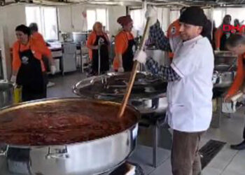 Kadınlar, depremzedeler için iftar yemeği hazırlıyor