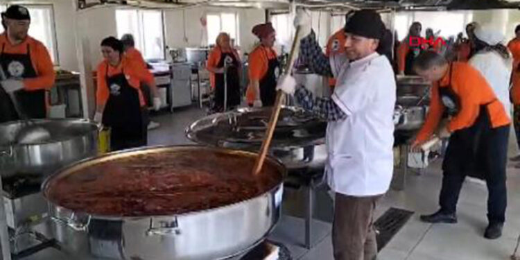 Kadınlar, depremzedeler için iftar yemeği hazırlıyor