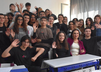 Kanseri yenen Yelda öğretmen, diğer hastalara umut oldu
