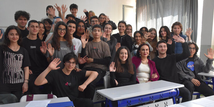 Kanseri yenen Yelda öğretmen, diğer hastalara umut oldu