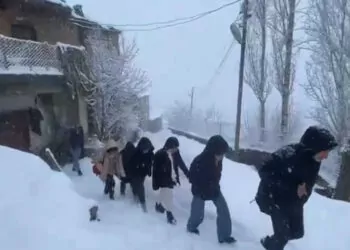 Kapanan çatbayır mahallesi'nde öğrencilerin kar çilesi