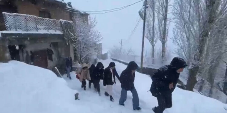 Kapanan Çatbayır Mahallesi'nde öğrencilerin kar çilesi