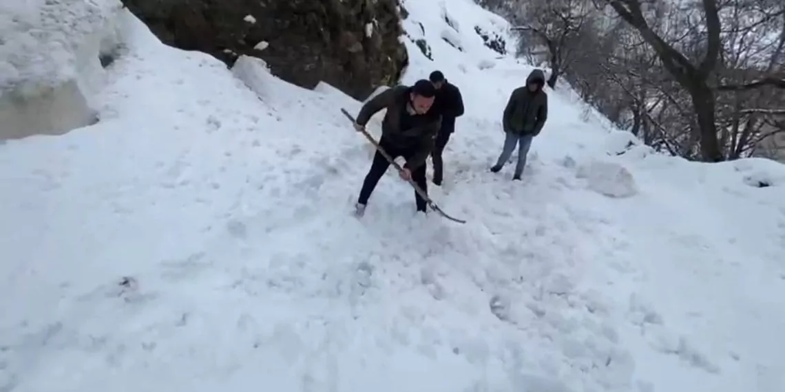 Kapanan çatbayır mahallesi'nde öğrencilerin kar çilesi