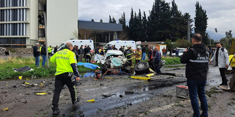 Karşı şeride geçen TIR'a otomobil çarptı; 6 ölü, 1 yaralı