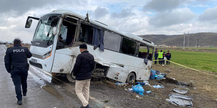 Kayseri'de cezaevi nakil aracı devrildi; 2'si ağır, 11 yaralı